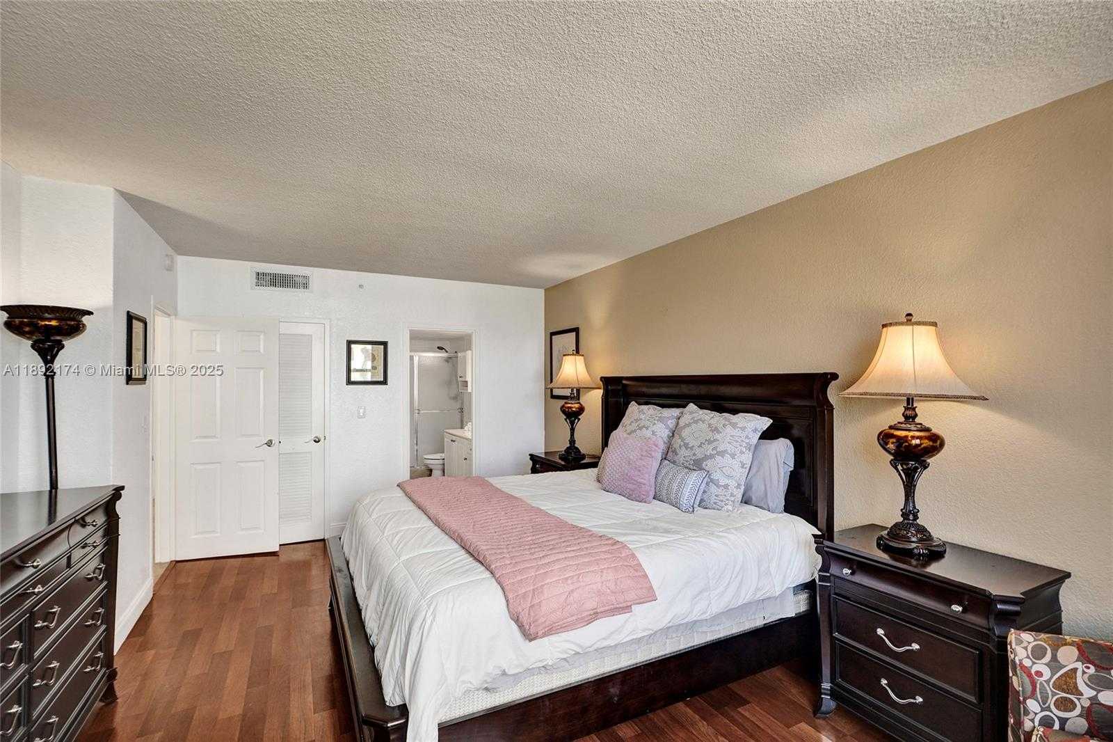 Small Image of 2501 SOUTH OCEAN DR #310 (available Dec 5), Hollywood Number 19