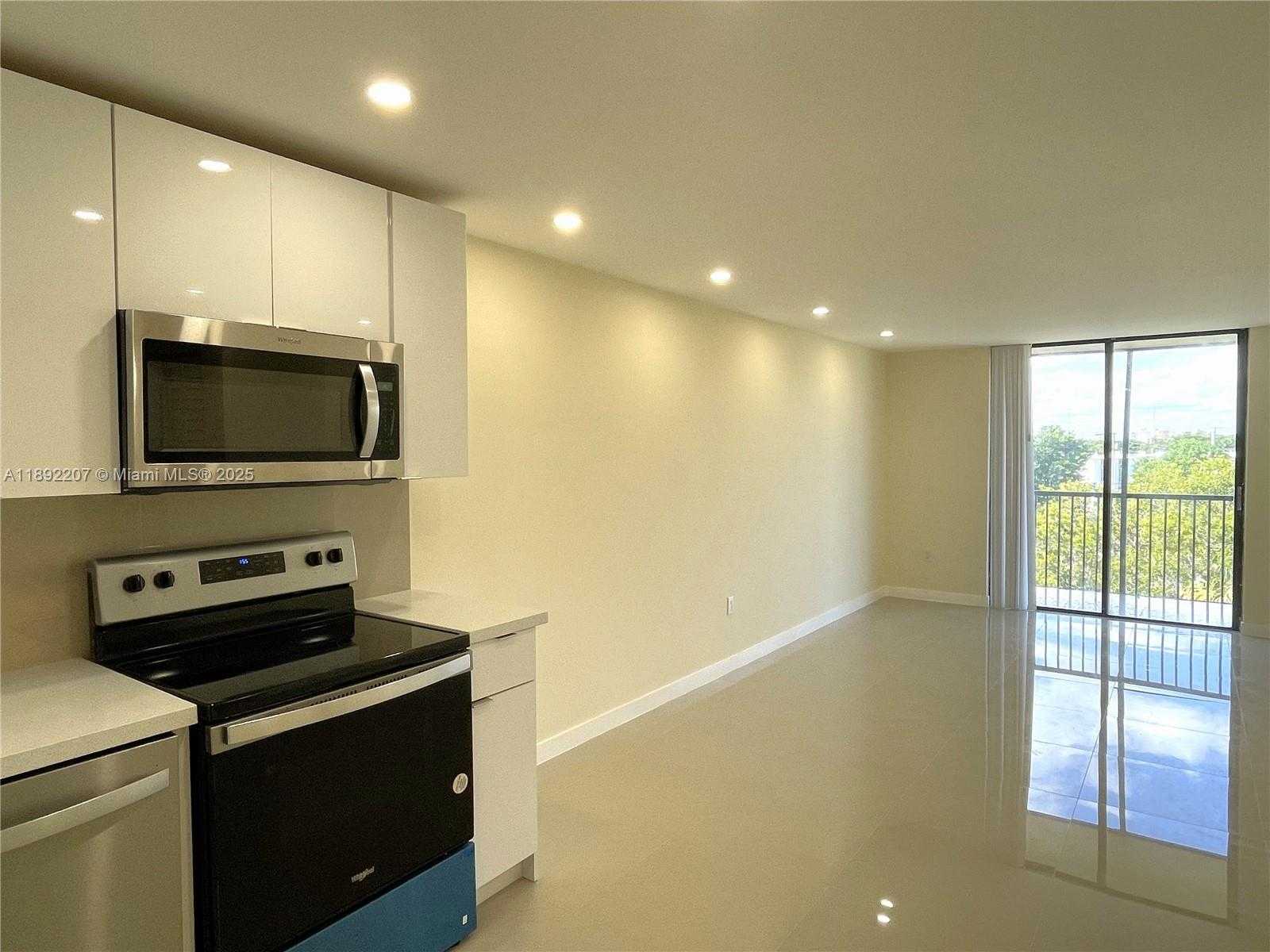 Small Image of 16950 WEST DIXIE HWY #B625, North Miami Beach Number 4