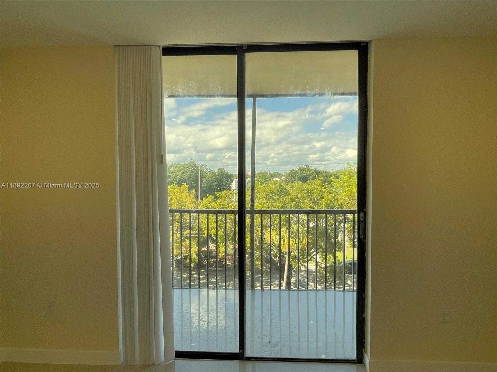 Small Image of 16950 WEST DIXIE HWY #B625, North Miami Beach Number 5