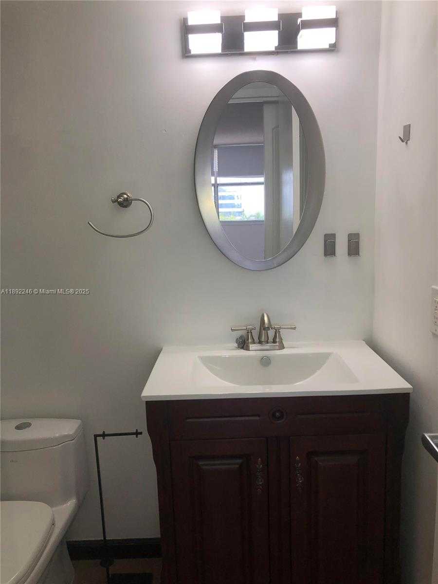 Small Image of 1420 BRICKELL BAY DR #1506D, Miami Number 11