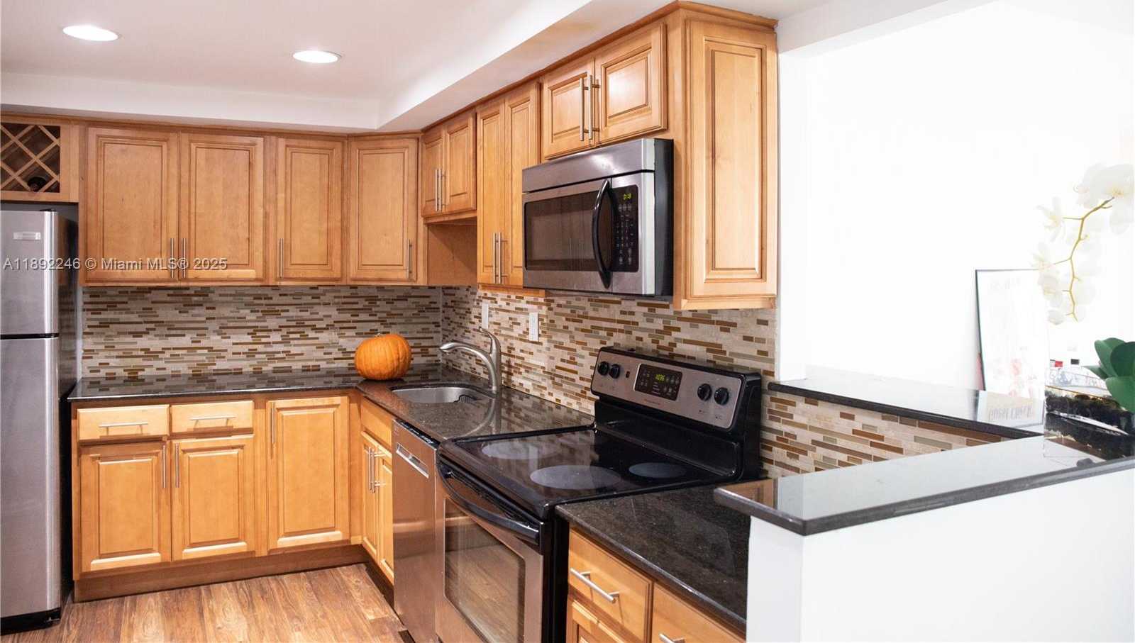 Small Image of 1420 BRICKELL BAY DR #1506D, Miami Number 2