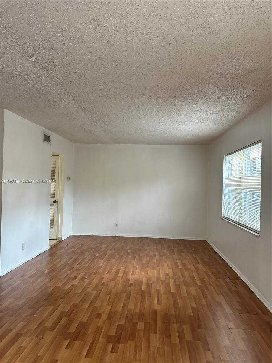 Small Image of 18101 NORTH WEST 68TH AVE #B201, Hialeah Number 4