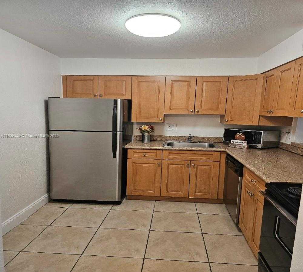 Small Image of 5201 GENEVA WAY #202, Doral Number 2