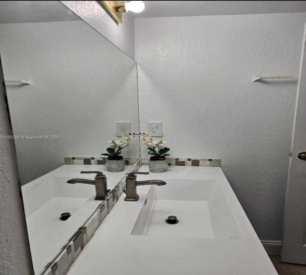 Small Image of 5201 GENEVA WAY #202, Doral Number 3