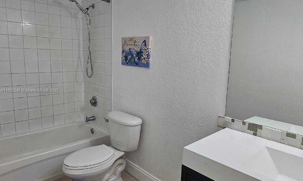 Small Image of 5201 GENEVA WAY #202, Doral Number 4