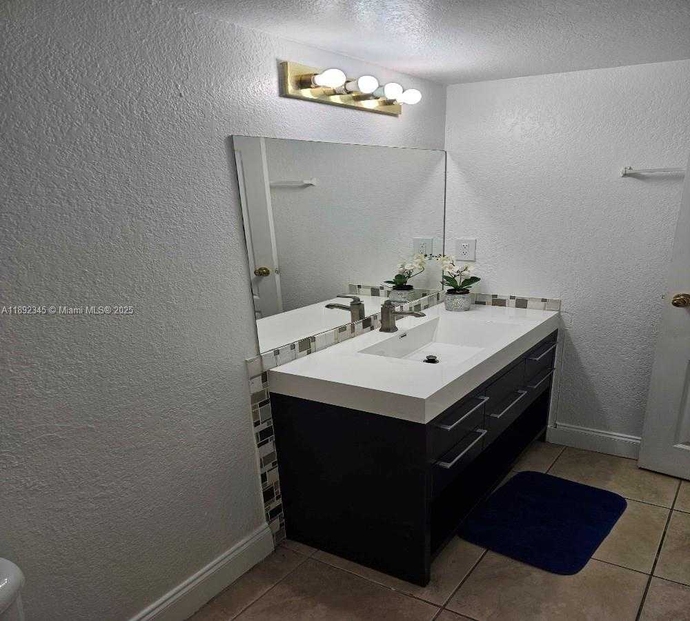 Small Image of 5201 GENEVA WAY #202, Doral Number 6