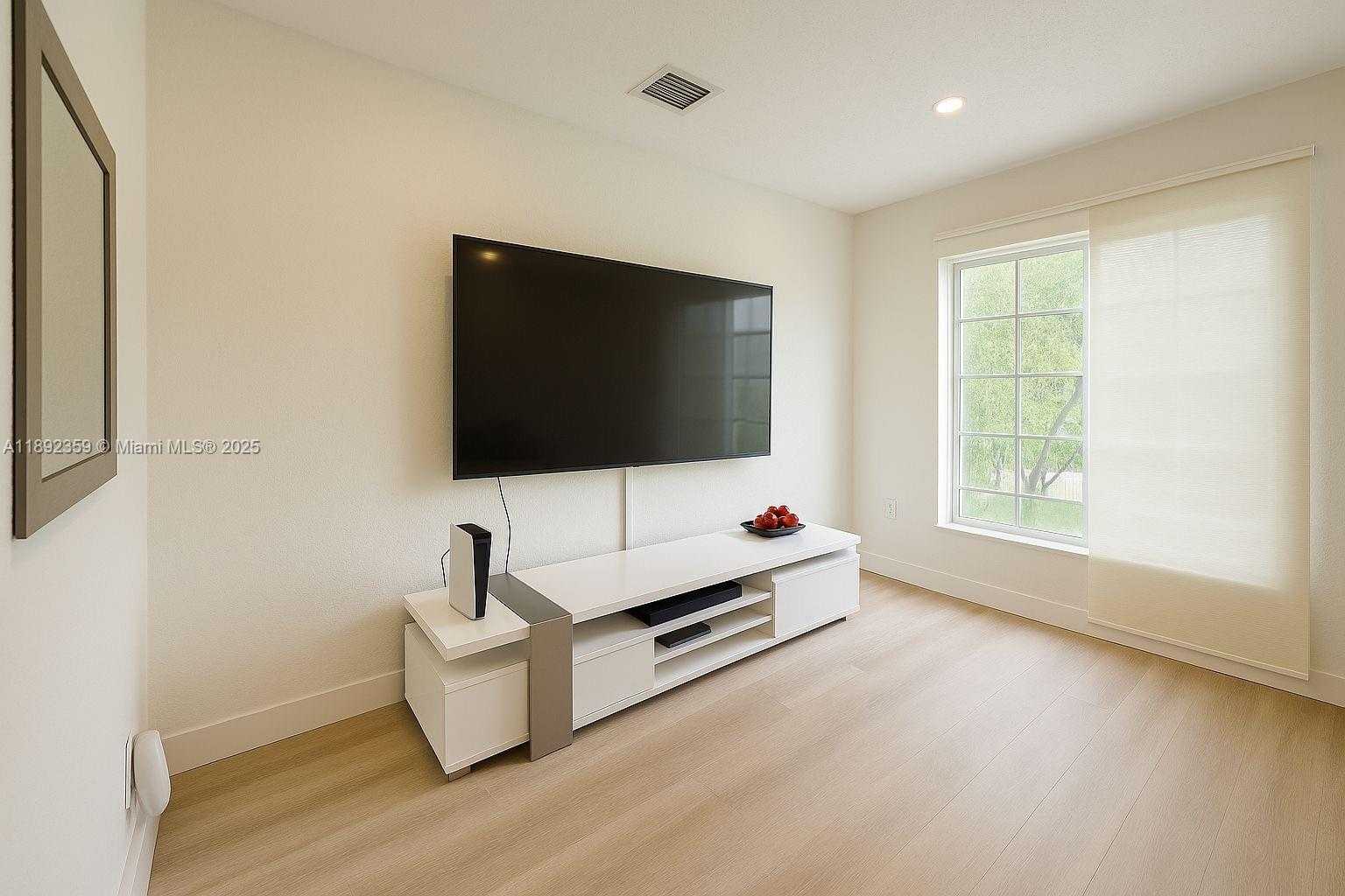 Small Image of 5112 NORTH WEST 79TH AVE #303, Doral Number 4