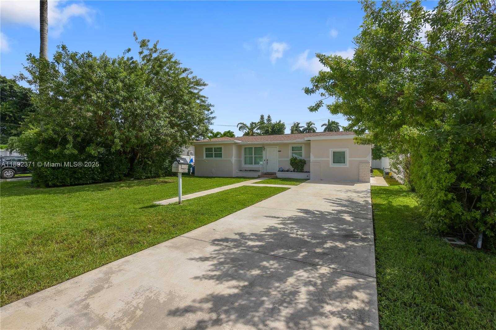 Small Image of 1468 NORTH EAST 118TH ST, Miami Number 31