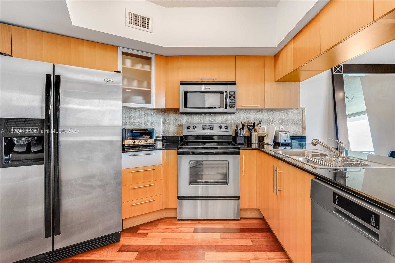 Small Image of 1750 NORTH N BAYSHORE DR #3001, Miami Number 5