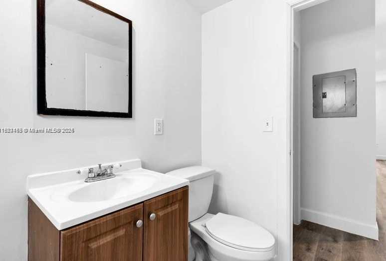 Small Image of 7930 TATUM WATERWAY DR #S3, Miami Beach Number 13