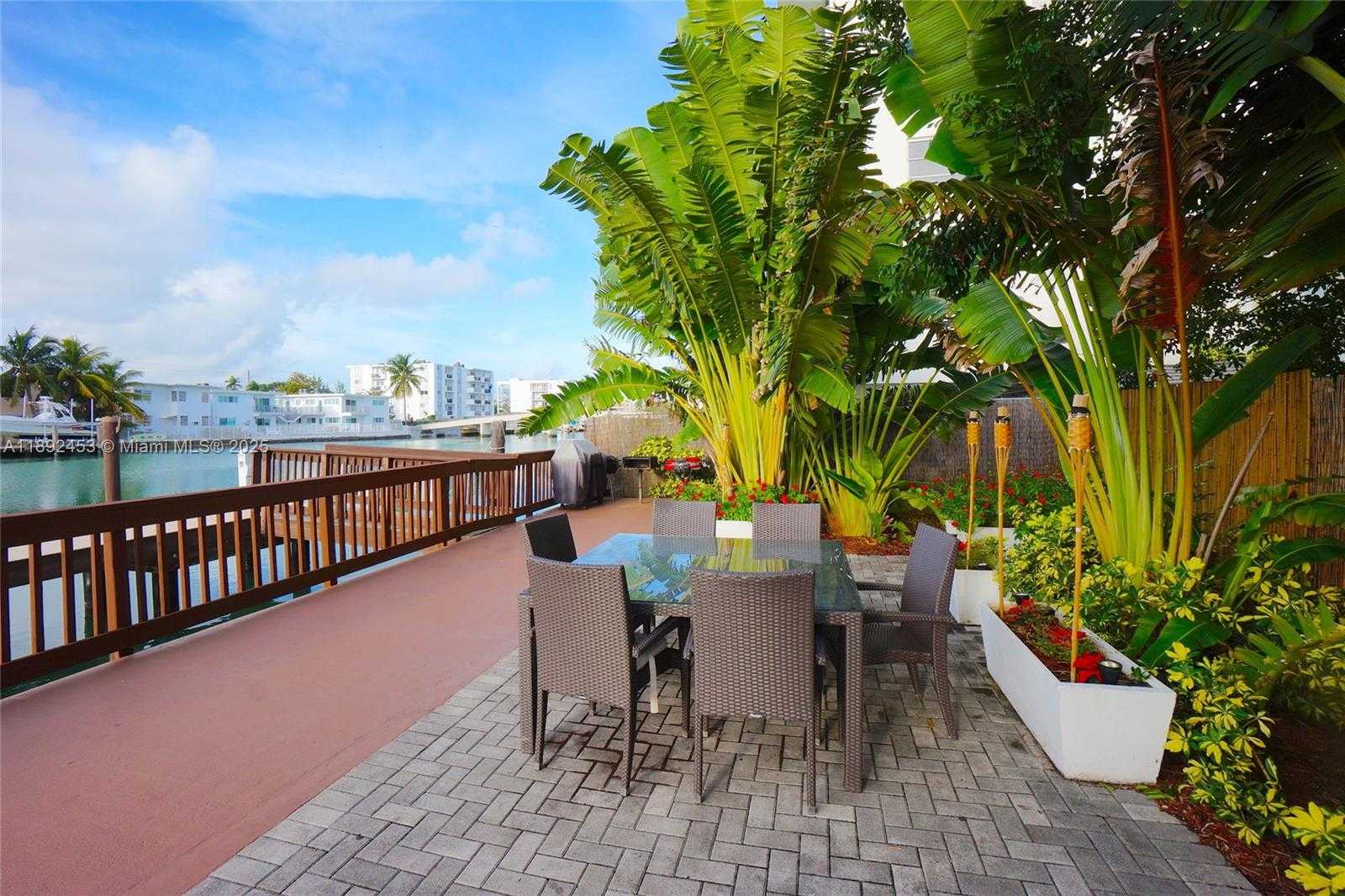 Small Image of 7930 TATUM WATERWAY DR #S3, Miami Beach Number 4