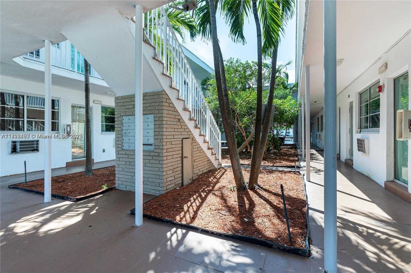 Small Image of 7930 TATUM WATERWAY DR #S3, Miami Beach Number 6