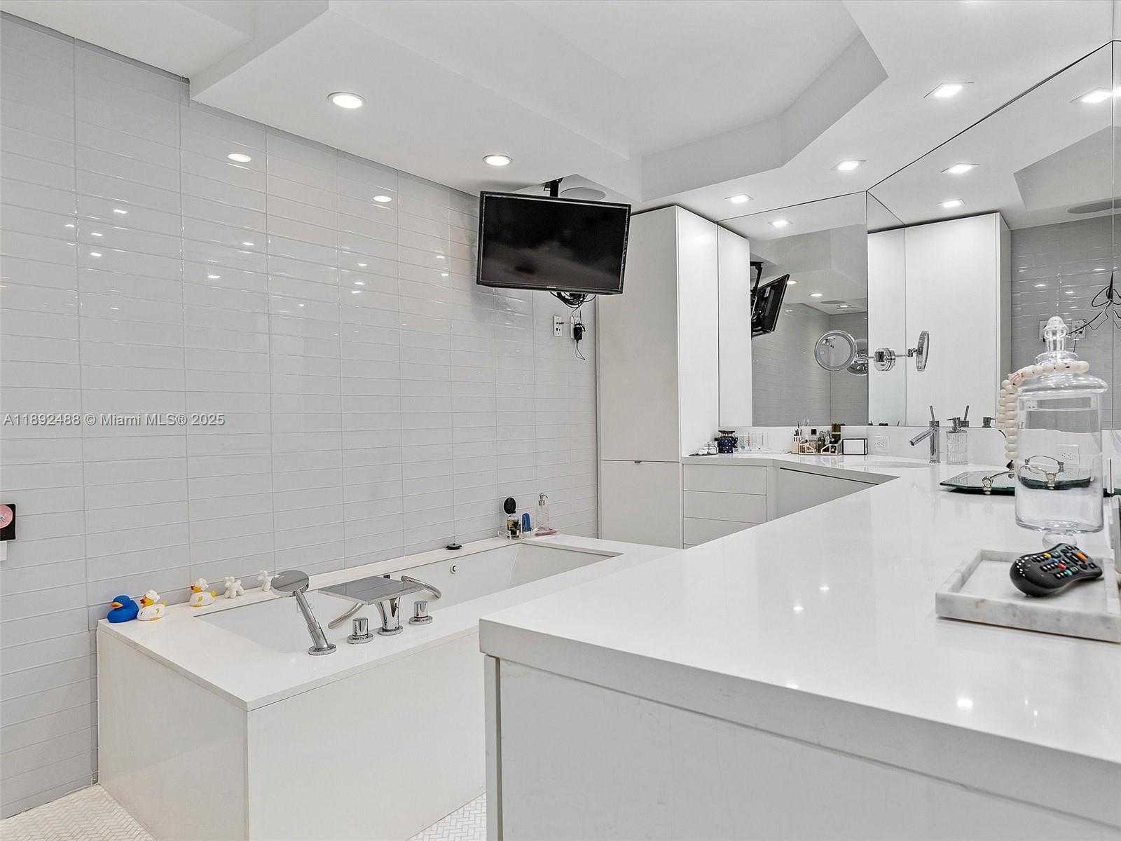 Small Image of 4000 ISLAND BLVD #606, Aventura Number 26