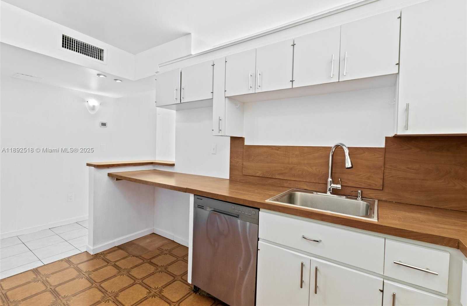 Small Image of 6450 COLLINS AVE #606, Miami Beach Number 13
