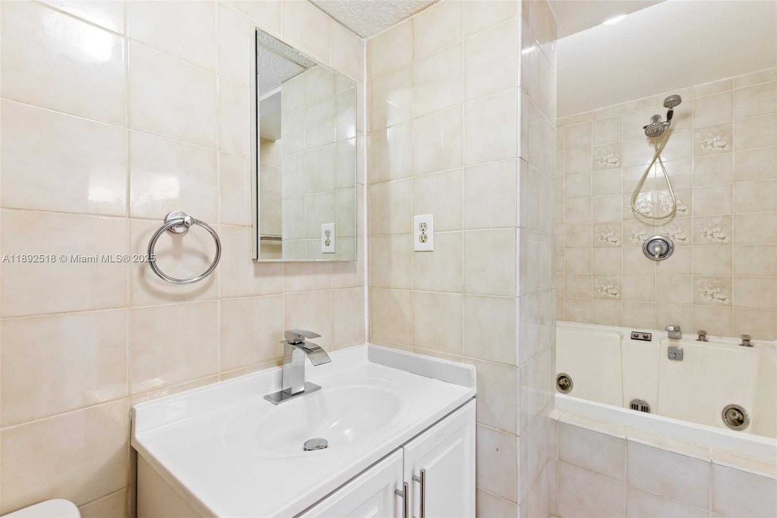 Small Image of 6450 COLLINS AVE #606, Miami Beach Number 26