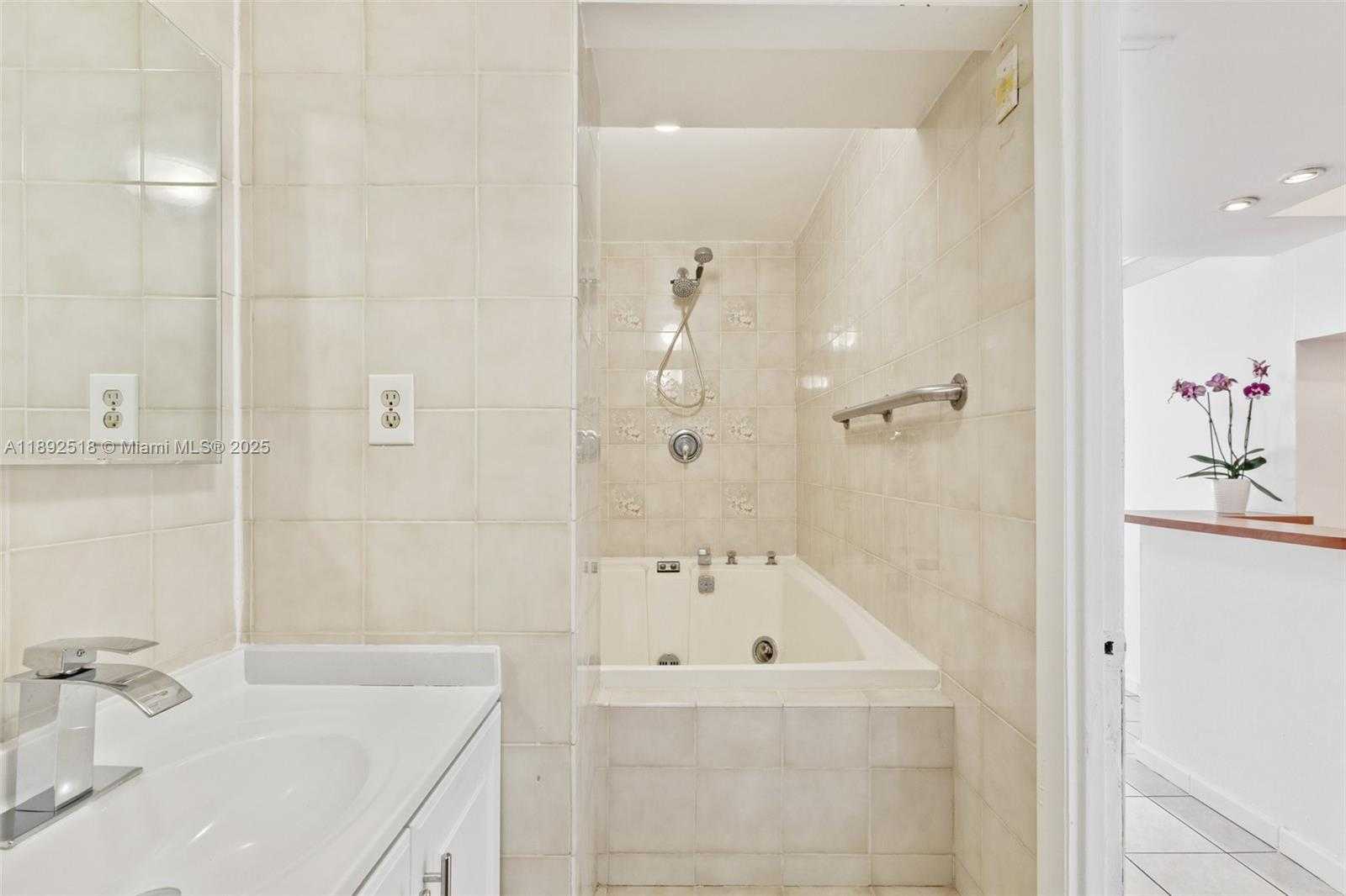 Small Image of 6450 COLLINS AVE #606, Miami Beach Number 27