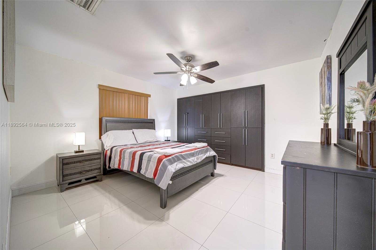 Small Image of Miami Number 11