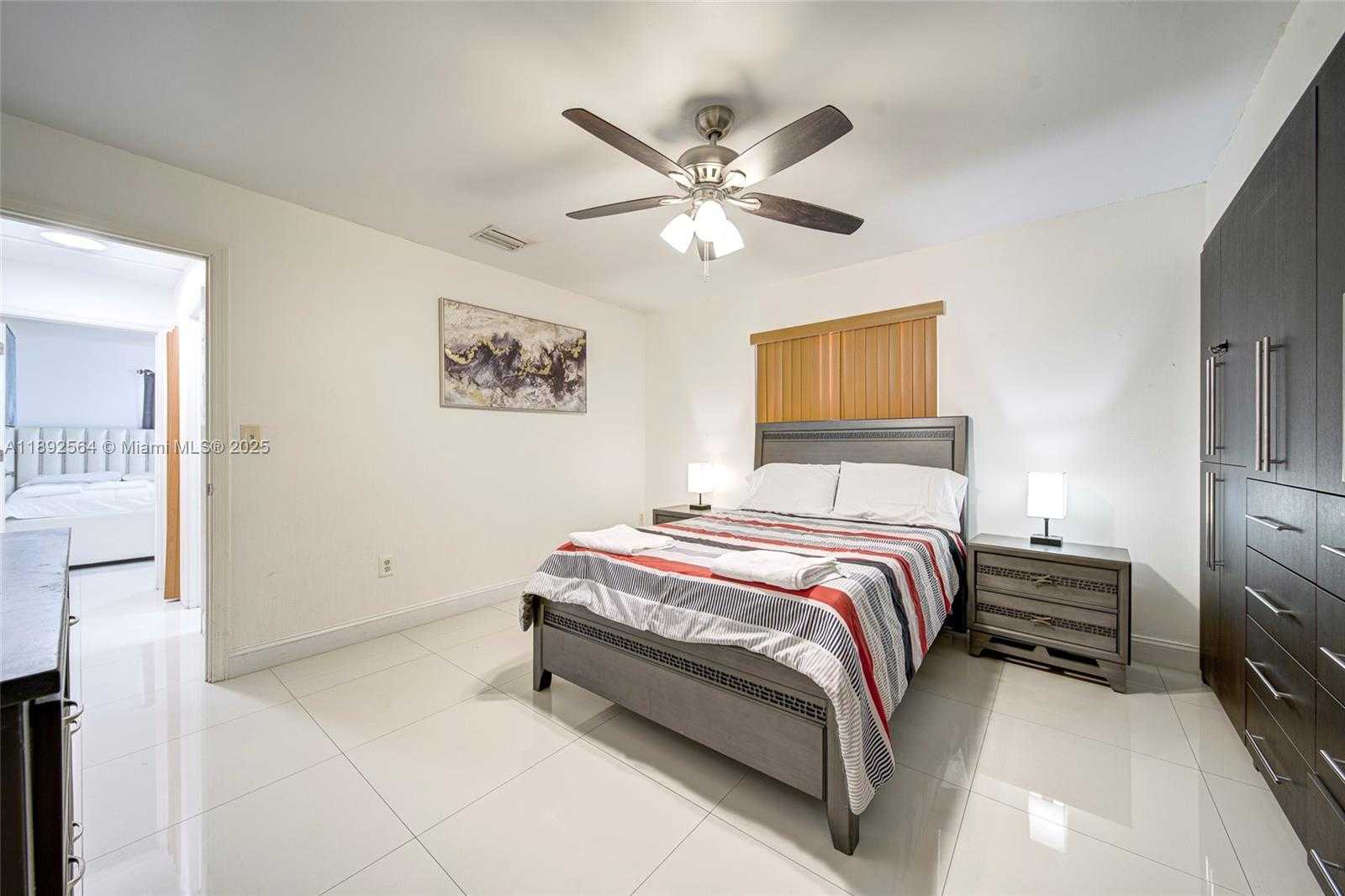 Small Image of Miami Number 12