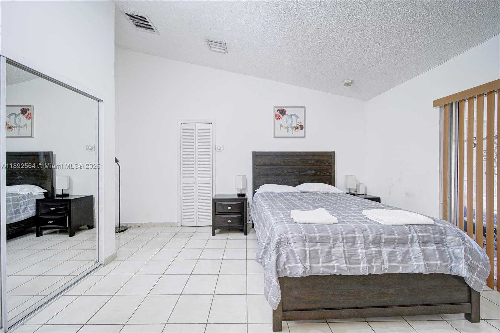 Small Image of Miami Number 19