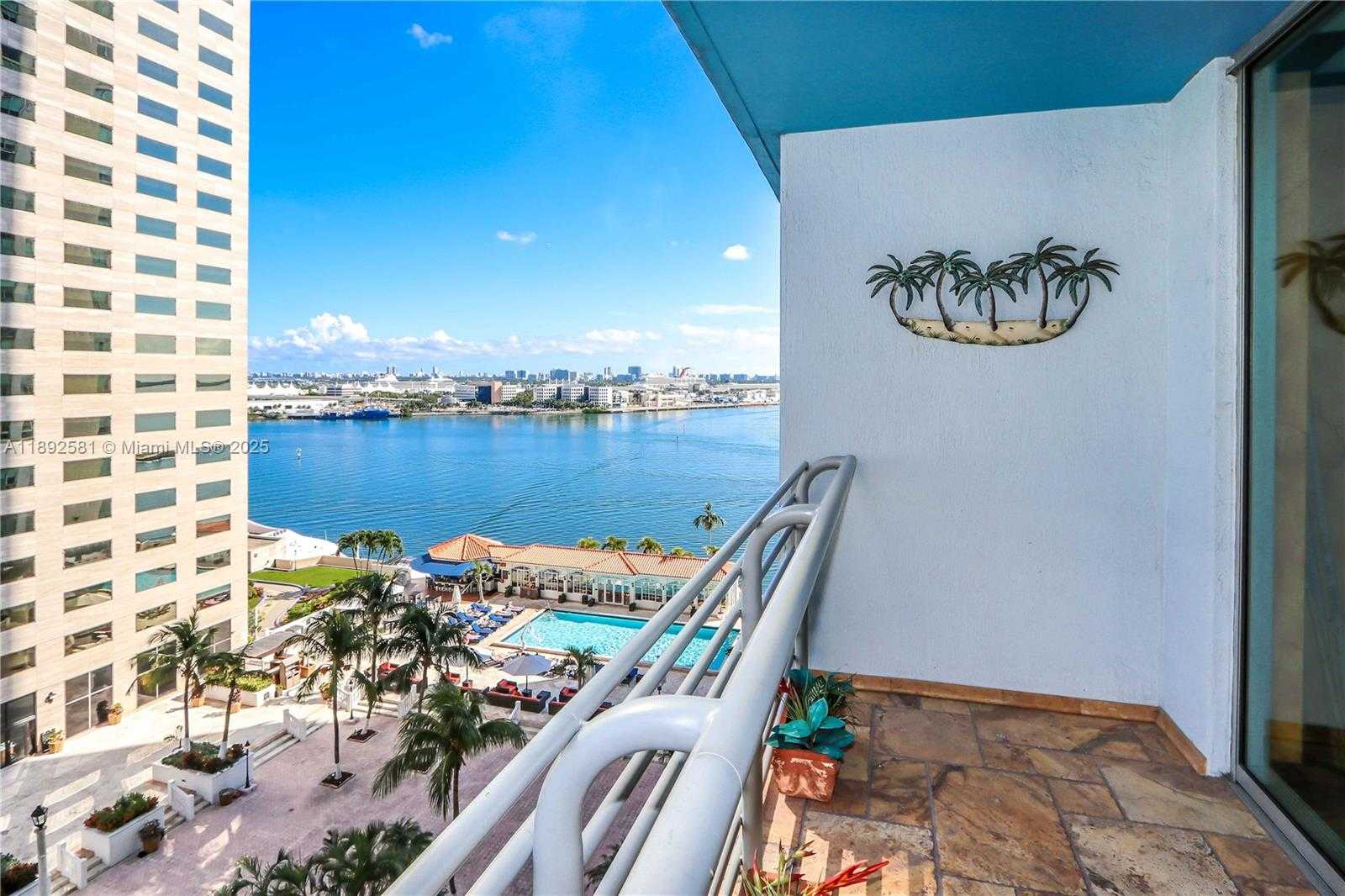 Small Image of 335 Biscayne Blvd, Miami, FL 33132, USA Number 3