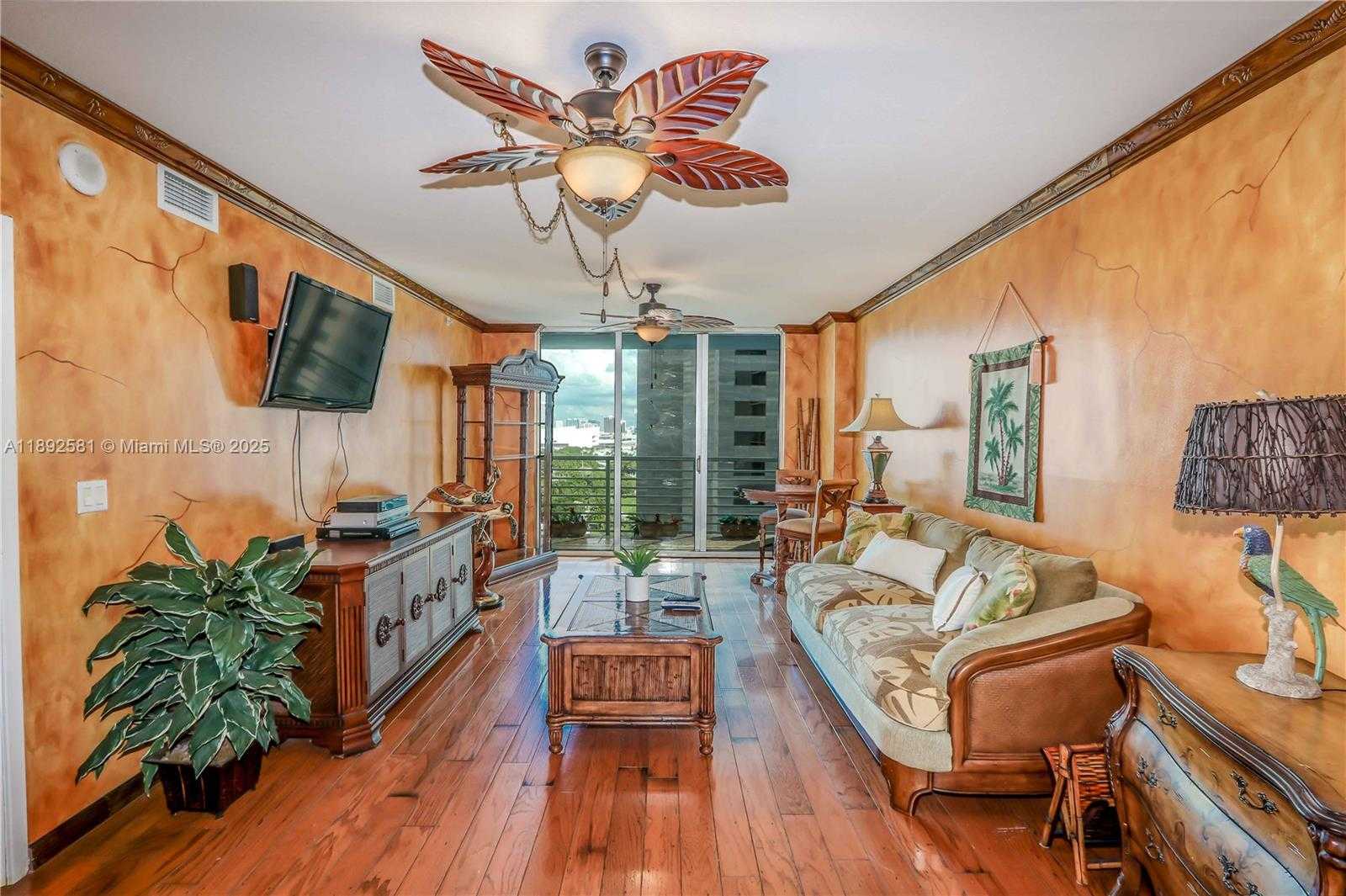 Small Image of 335 Biscayne Blvd, Miami, FL 33132, USA Number 5