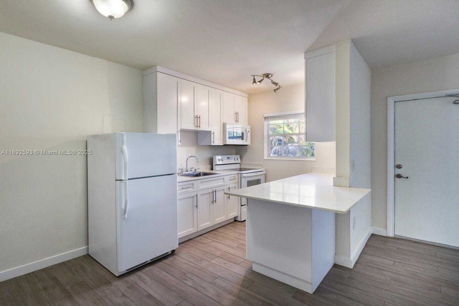 Small Image of 6511 SANTONA ST #C18, Coral Gables Number 2