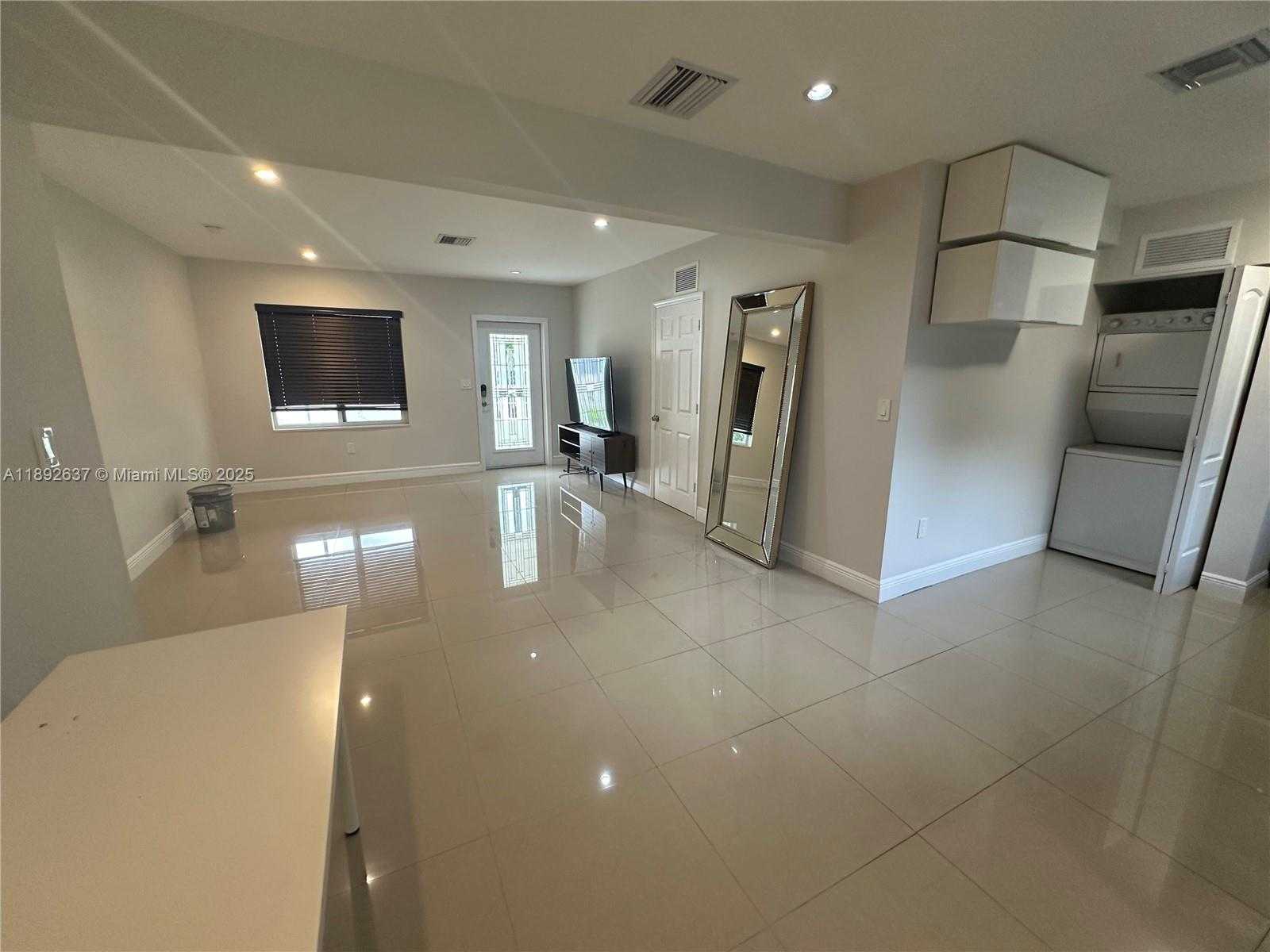 Small Image of 2155 BIARRITZ DR, Miami Beach Number 4
