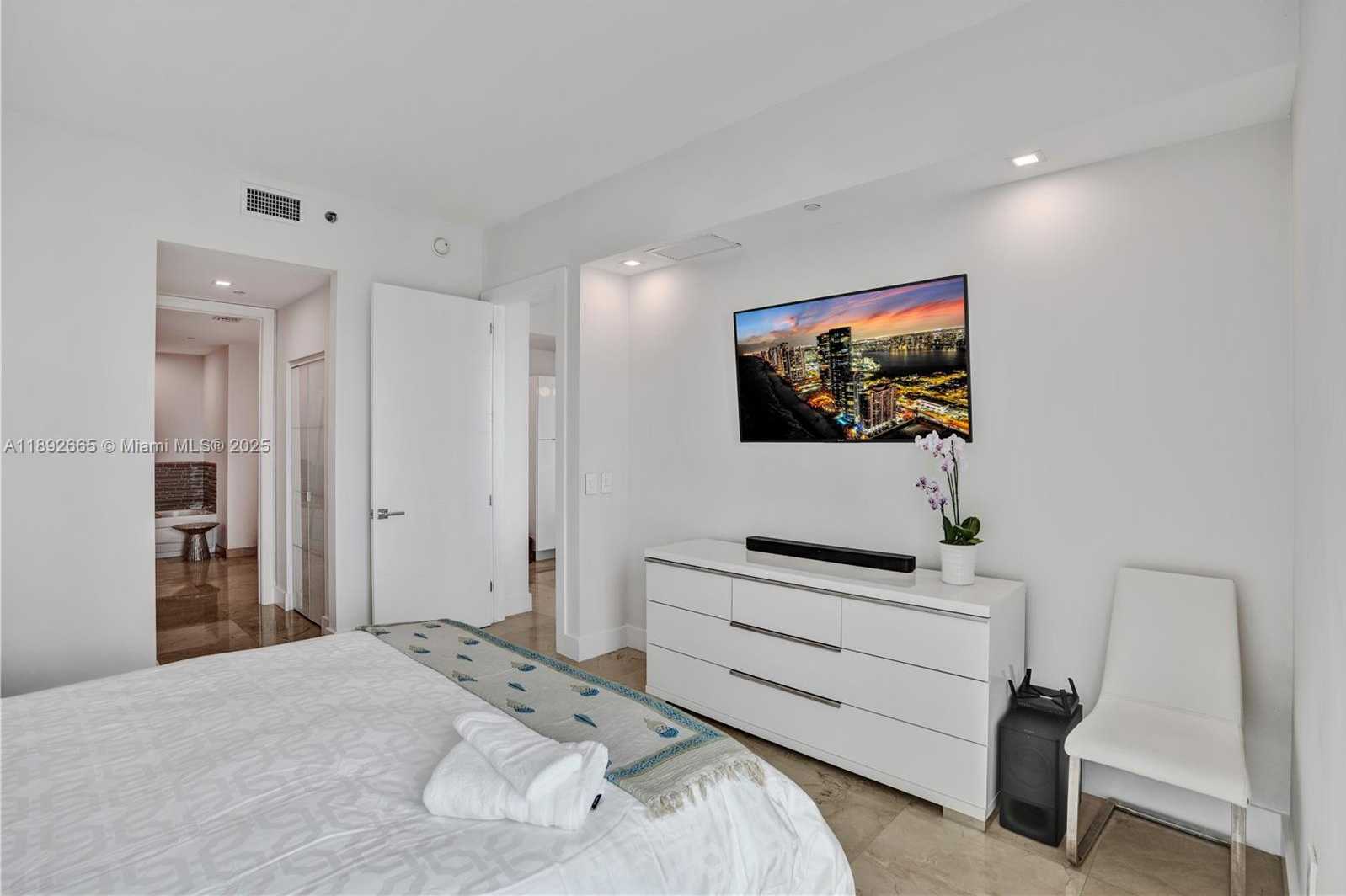 Small Image of 950 BRICKELL BAY DR #4707, Miami Number 12