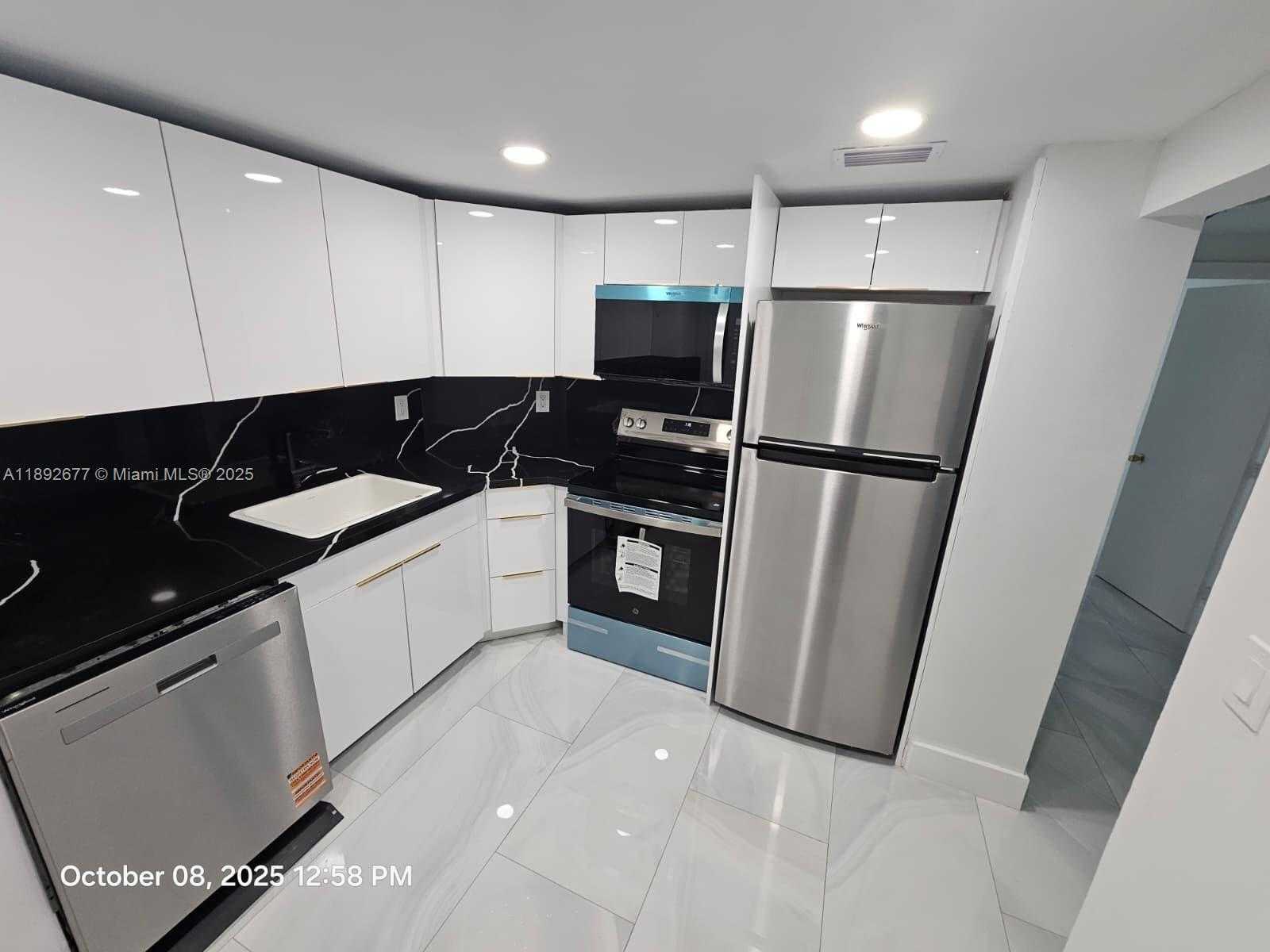 Small Image of 500 BAYVIEW DR #222, Sunny Isles Beach Number 4