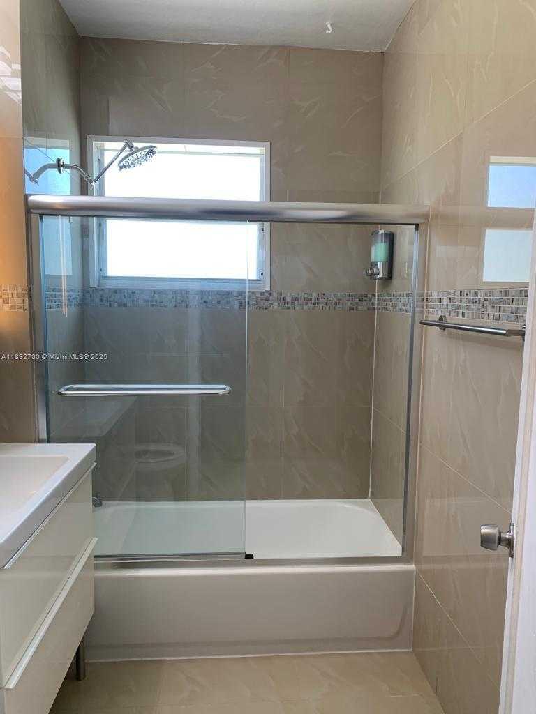 Small Image of 545 MICHIGAN AVE #7, Miami Beach Number 4