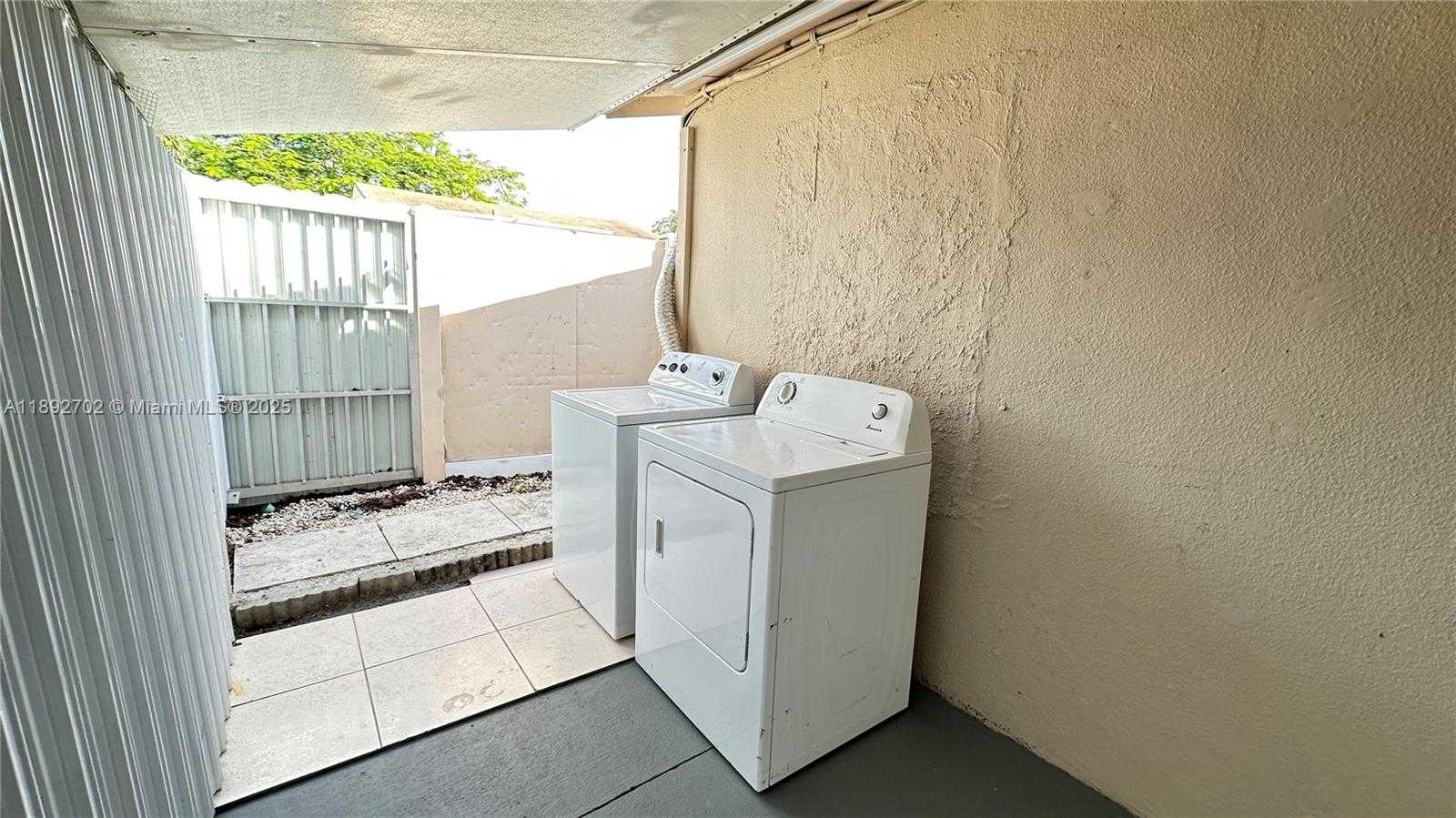 Small Image of 2410 ROOSEVELT ST #REAR, Hollywood Number 3