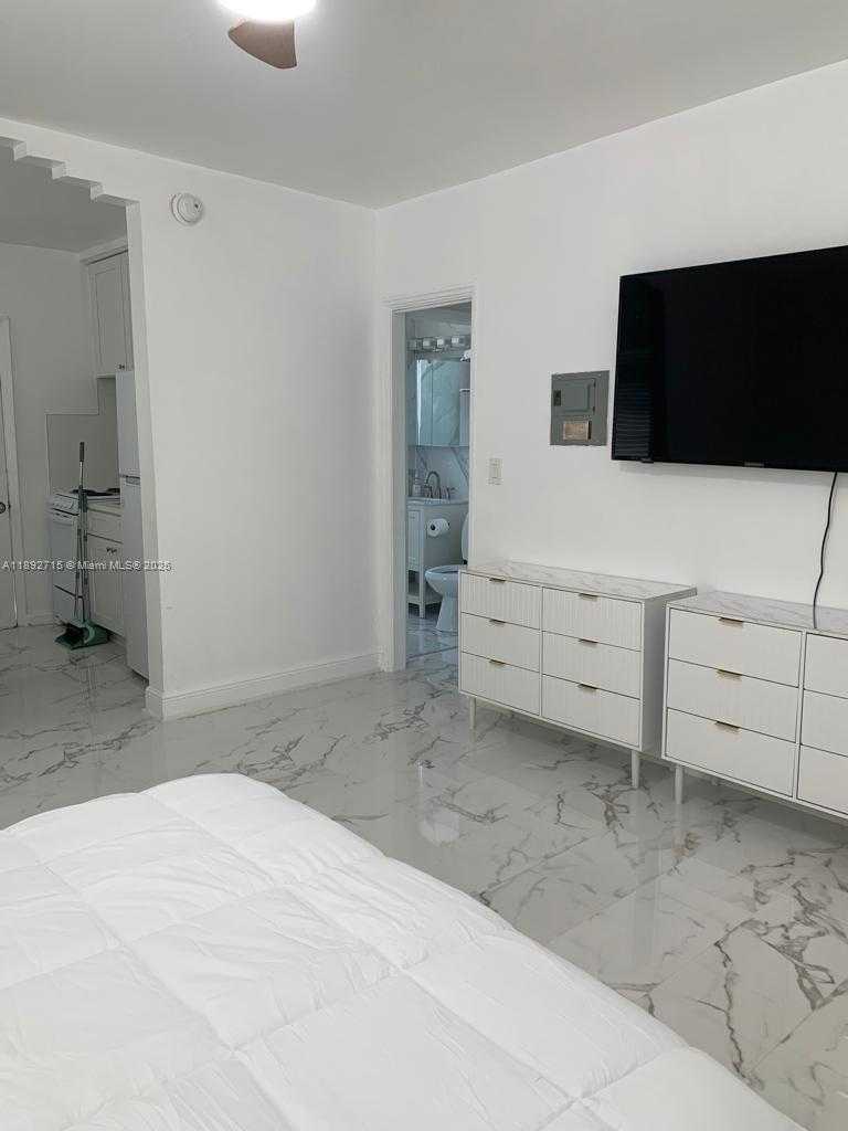 Small Image of 545 MICHIGAN AVE #8, Miami Beach Number 2