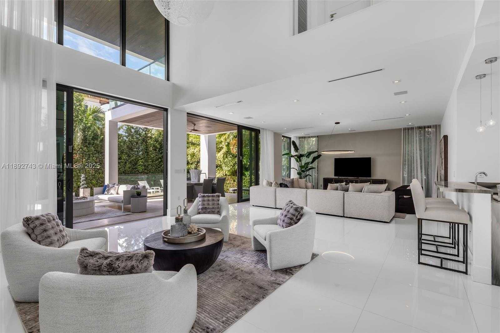 Small Image of 124 PARK DR, Bal Harbour Number 13