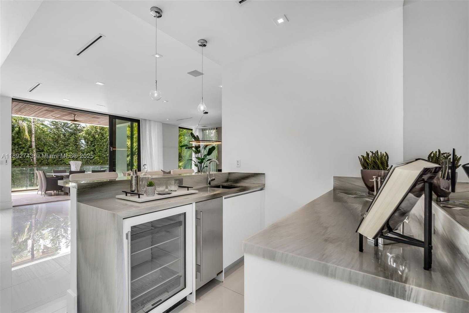 Small Image of 124 PARK DR, Bal Harbour Number 14