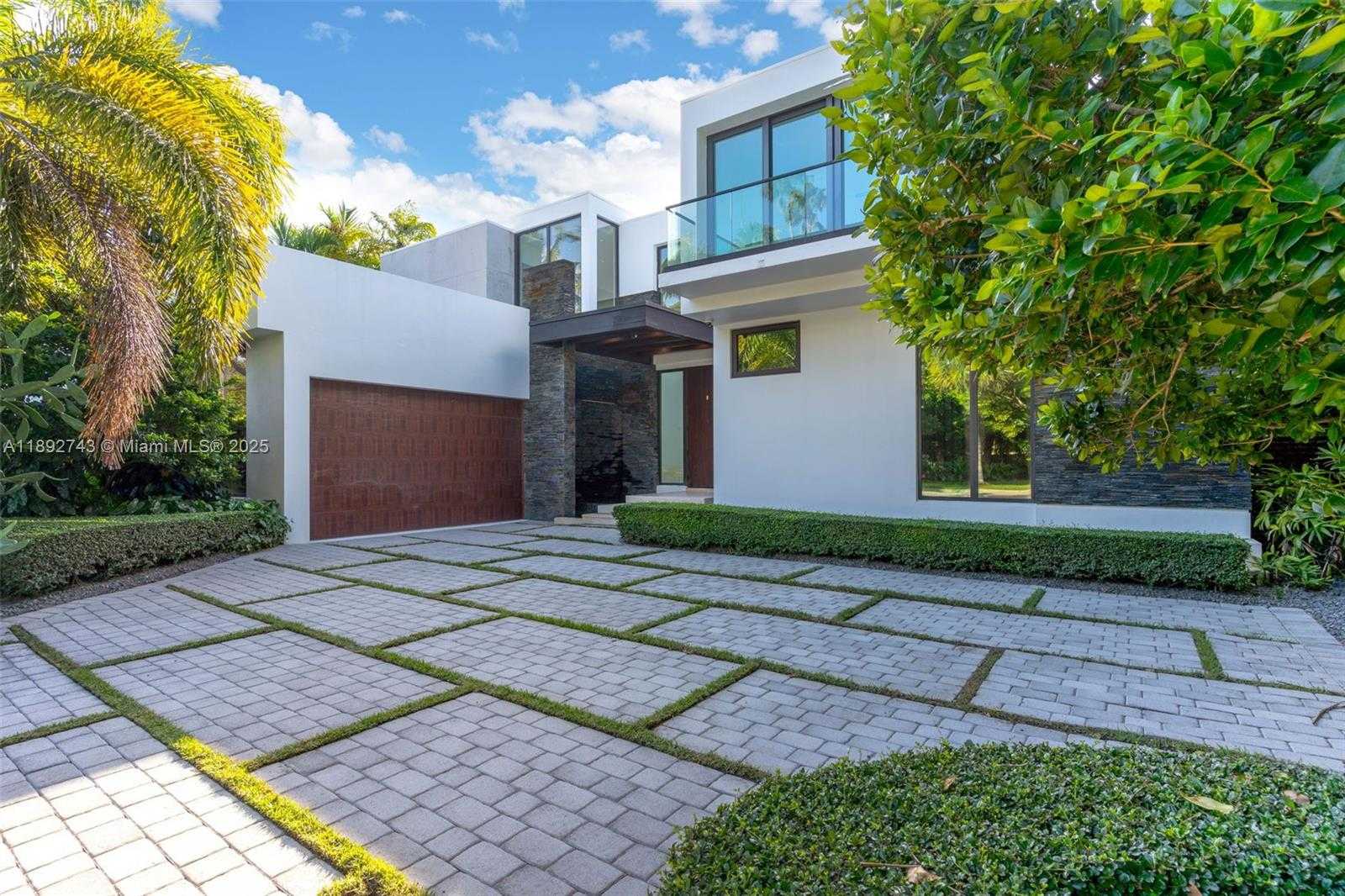 Small Image of 124 PARK DR, Bal Harbour Number 2