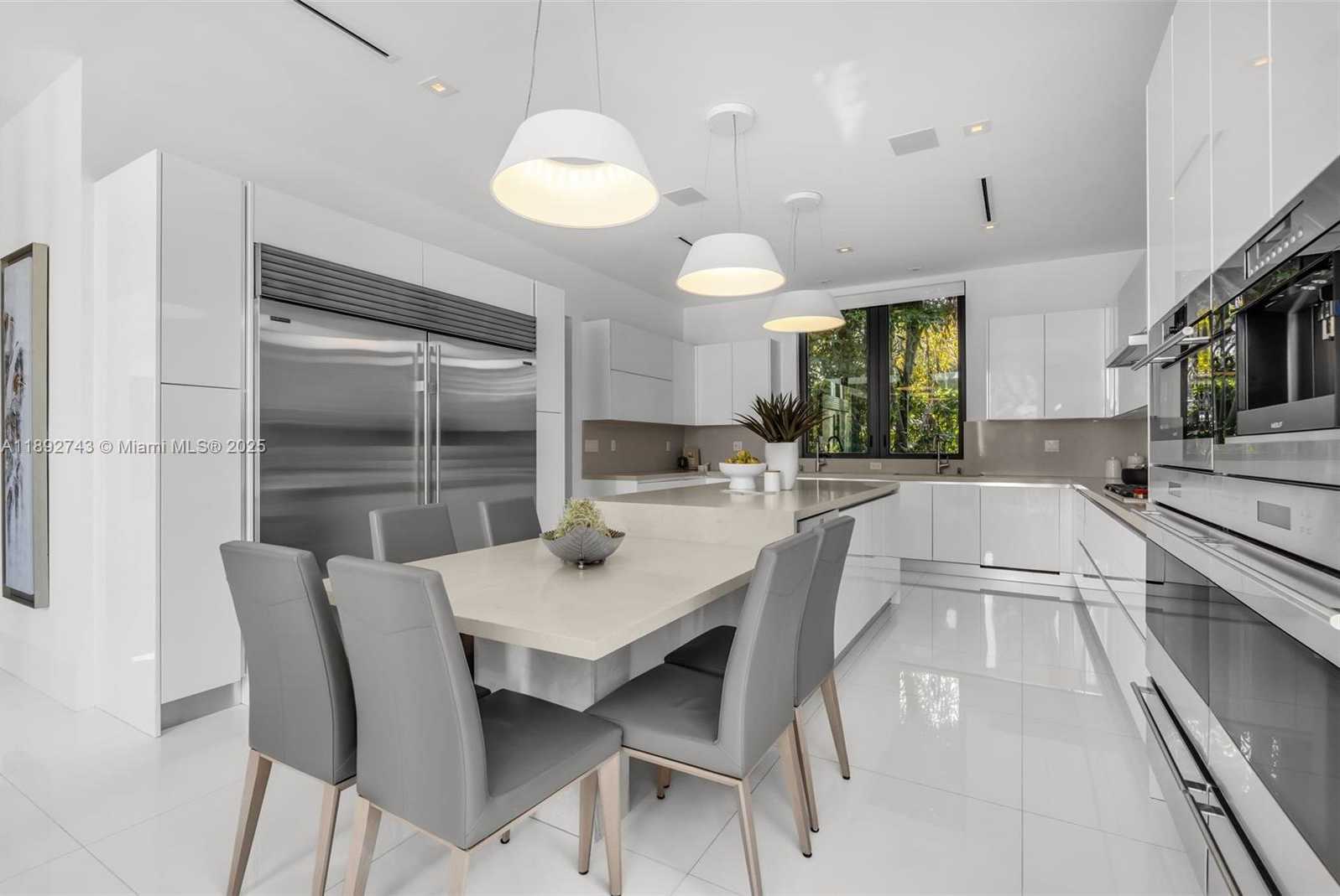 Small Image of 124 PARK DR, Bal Harbour Number 24
