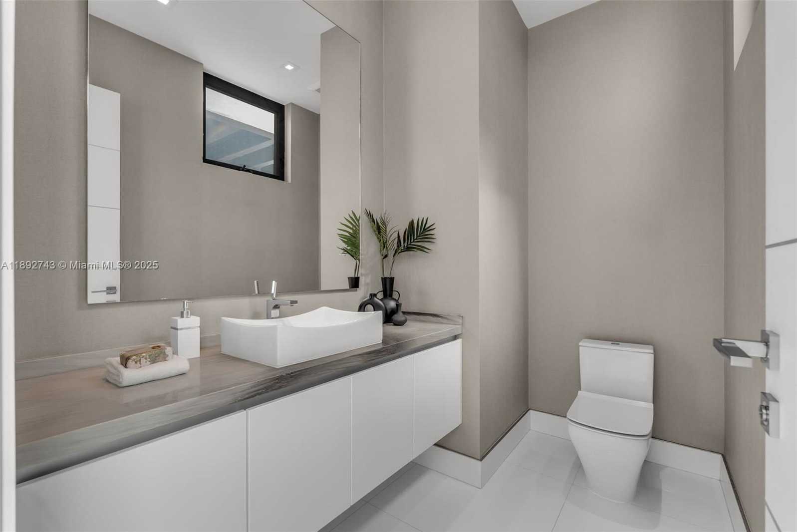 Small Image of 124 PARK DR, Bal Harbour Number 28