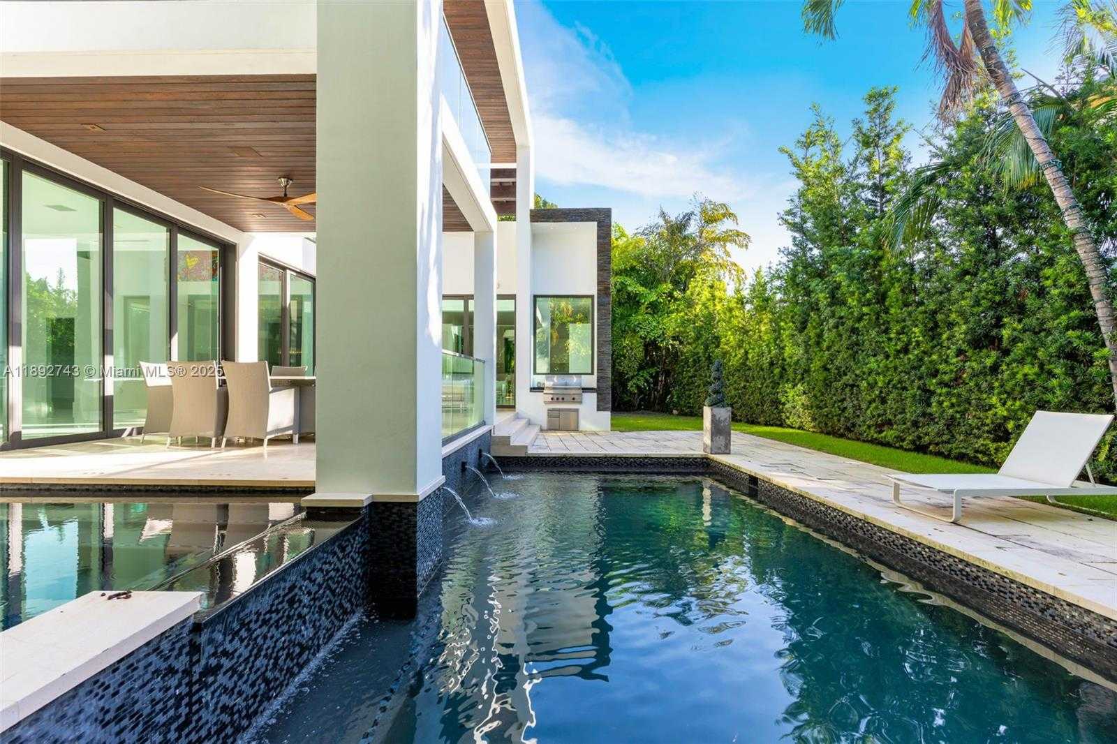 Small Image of 124 PARK DR, Bal Harbour Number 3