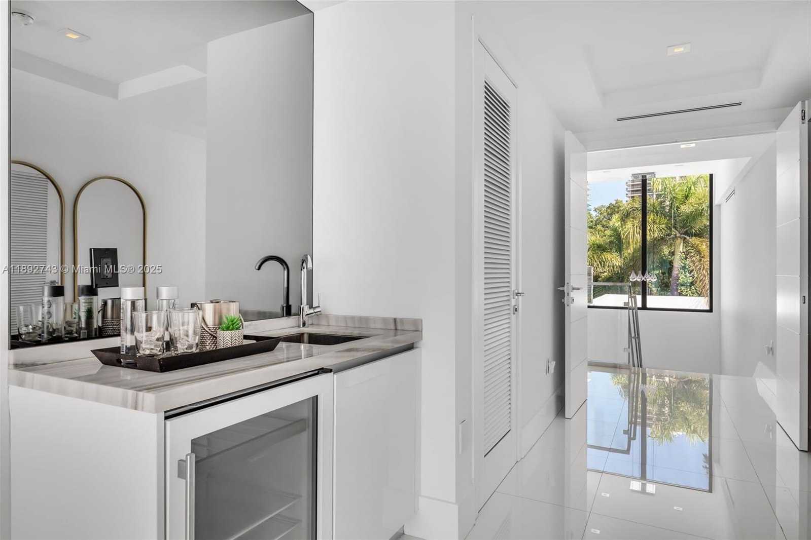 Small Image of 124 PARK DR, Bal Harbour Number 37