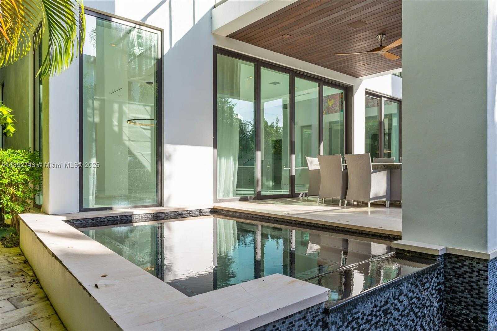 Small Image of 124 PARK DR, Bal Harbour Number 4