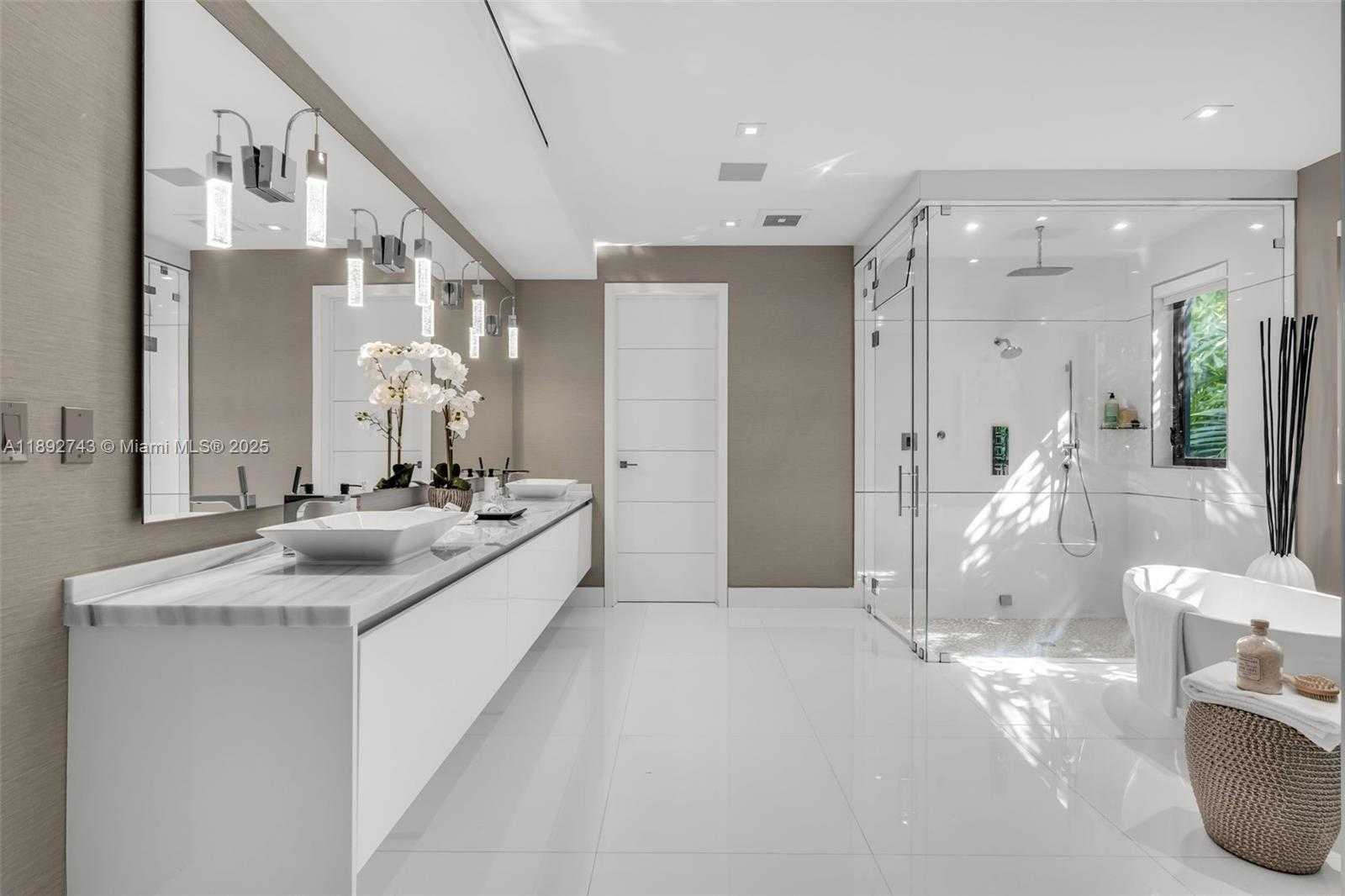 Small Image of 124 PARK DR, Bal Harbour Number 44