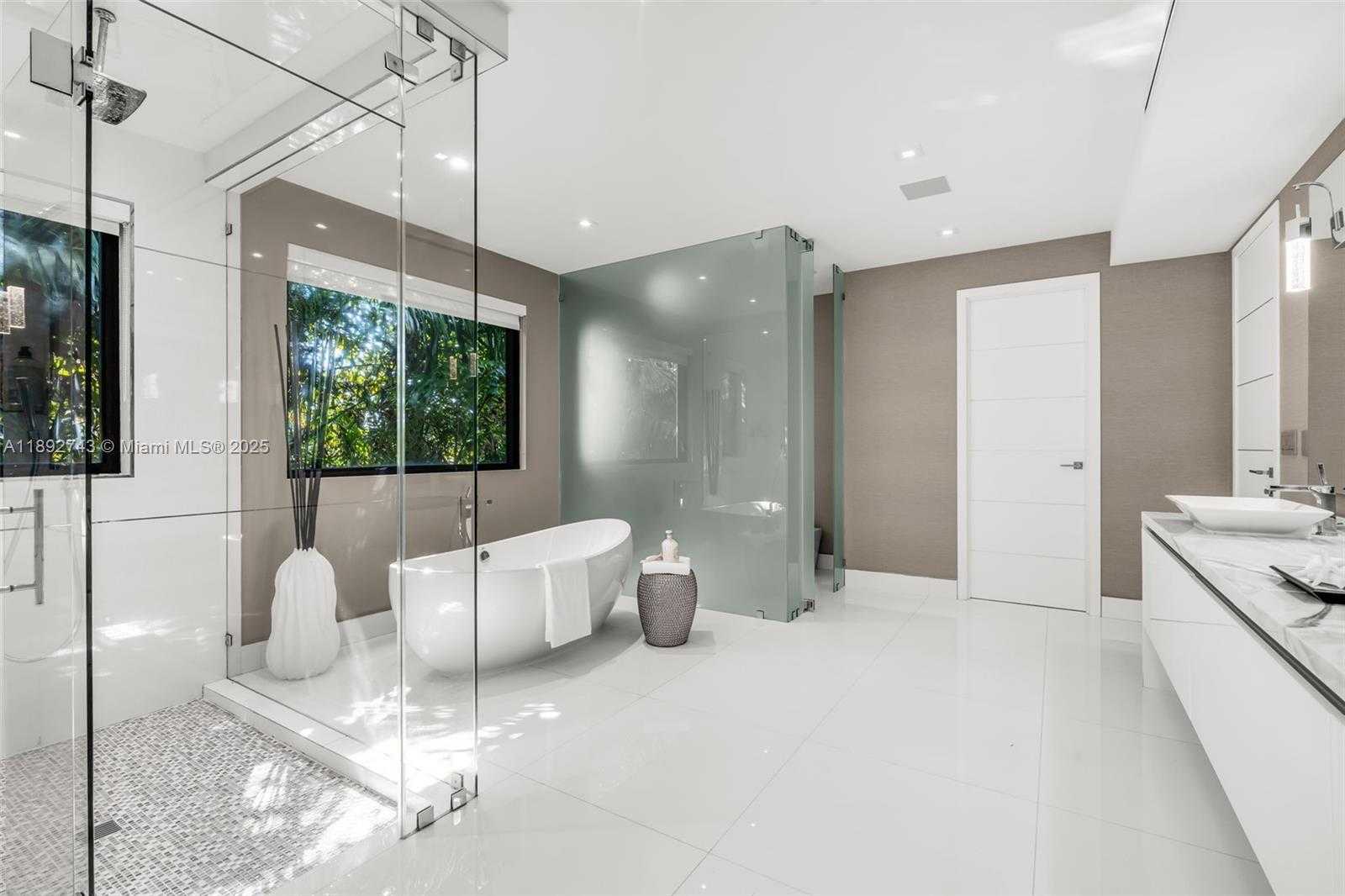 Small Image of 124 PARK DR, Bal Harbour Number 45