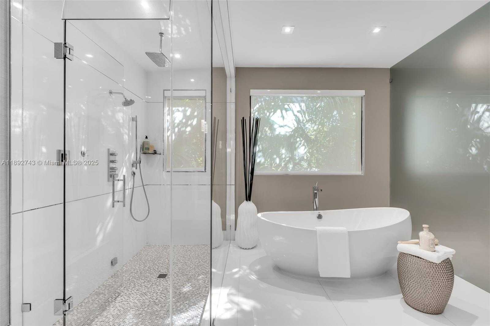 Small Image of 124 PARK DR, Bal Harbour Number 46