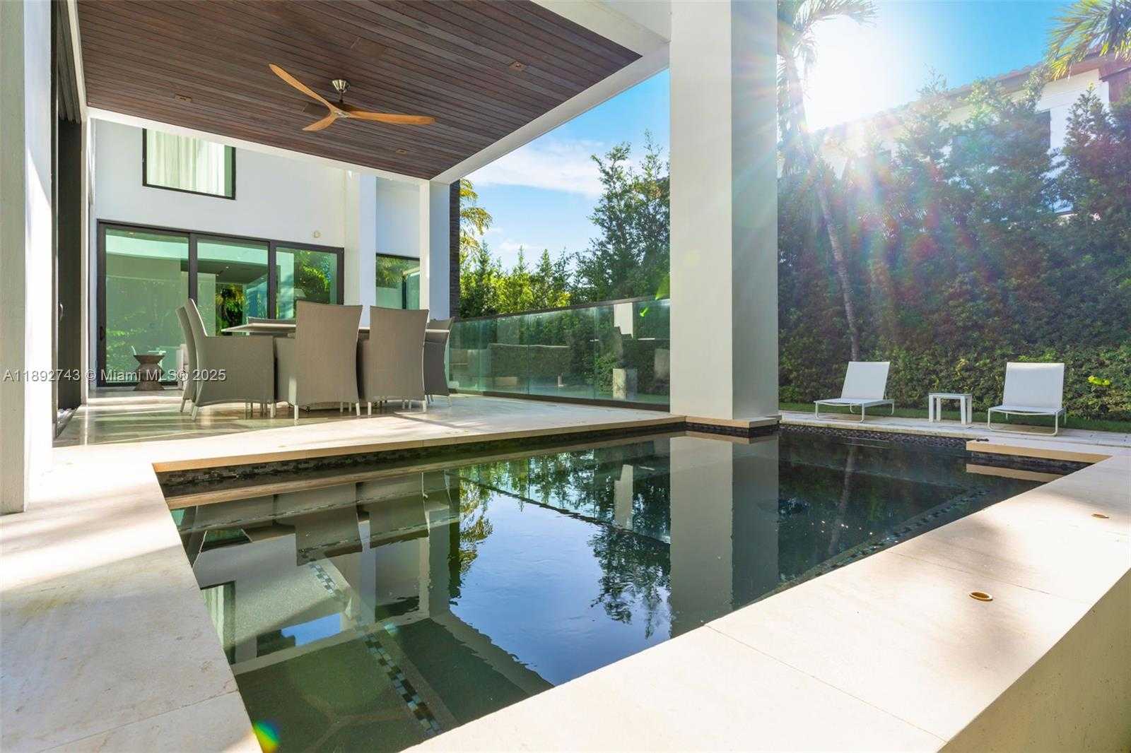 Small Image of 124 PARK DR, Bal Harbour Number 5