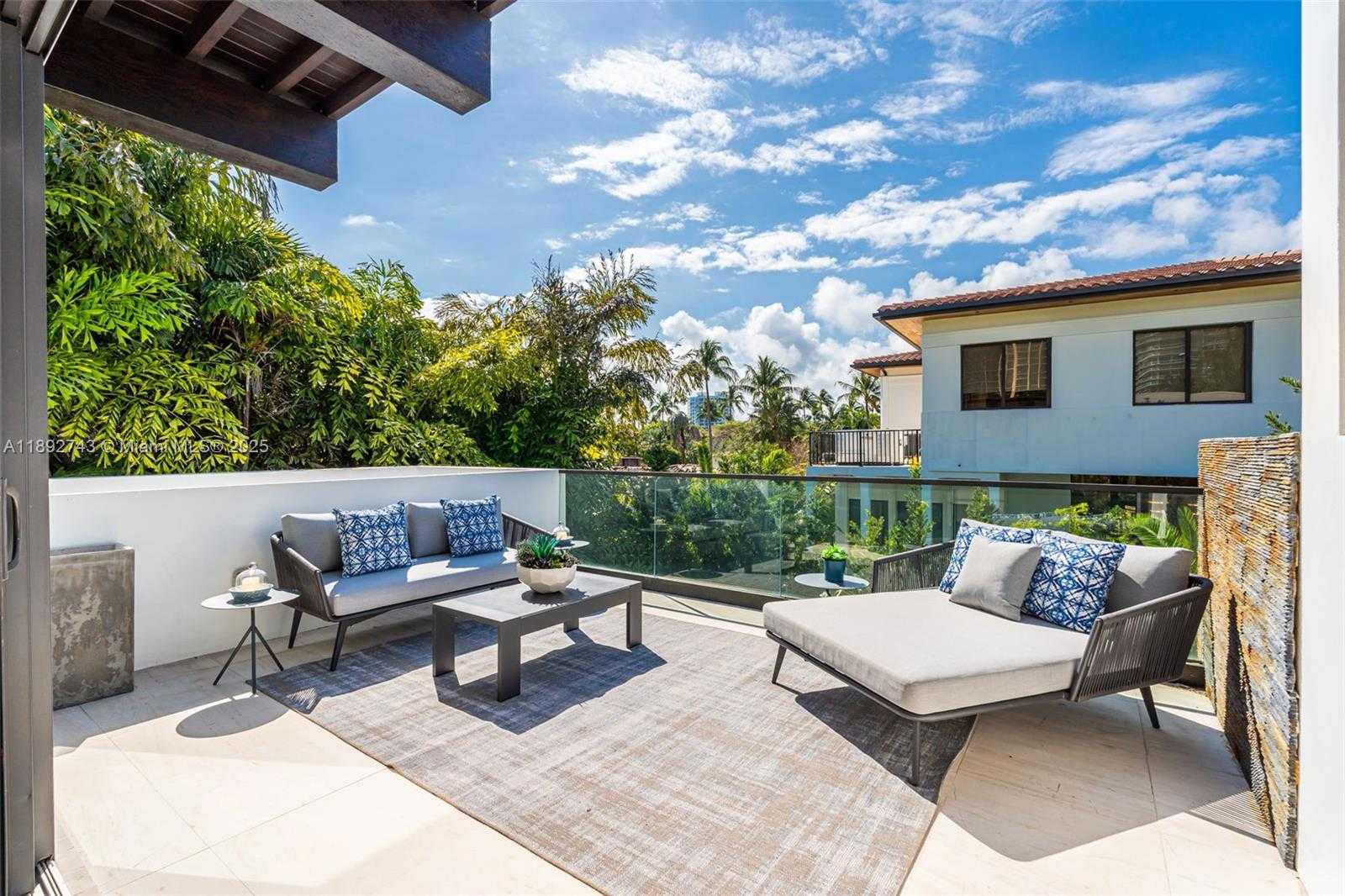 Small Image of 124 PARK DR, Bal Harbour Number 56