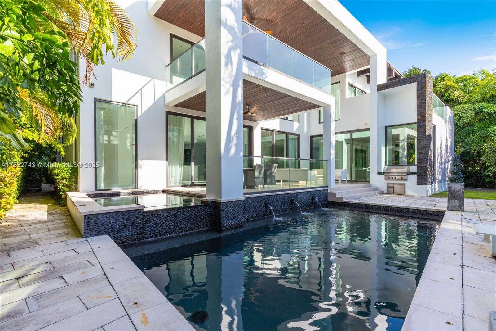 Small Image of 124 PARK DR, Bal Harbour Number 7