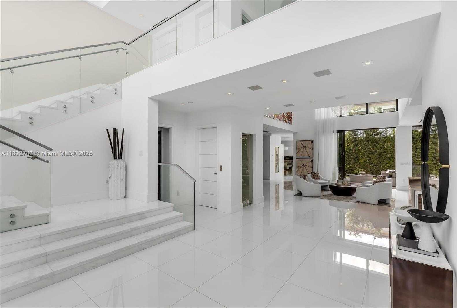 Small Image of 124 PARK DR, Bal Harbour Number 8