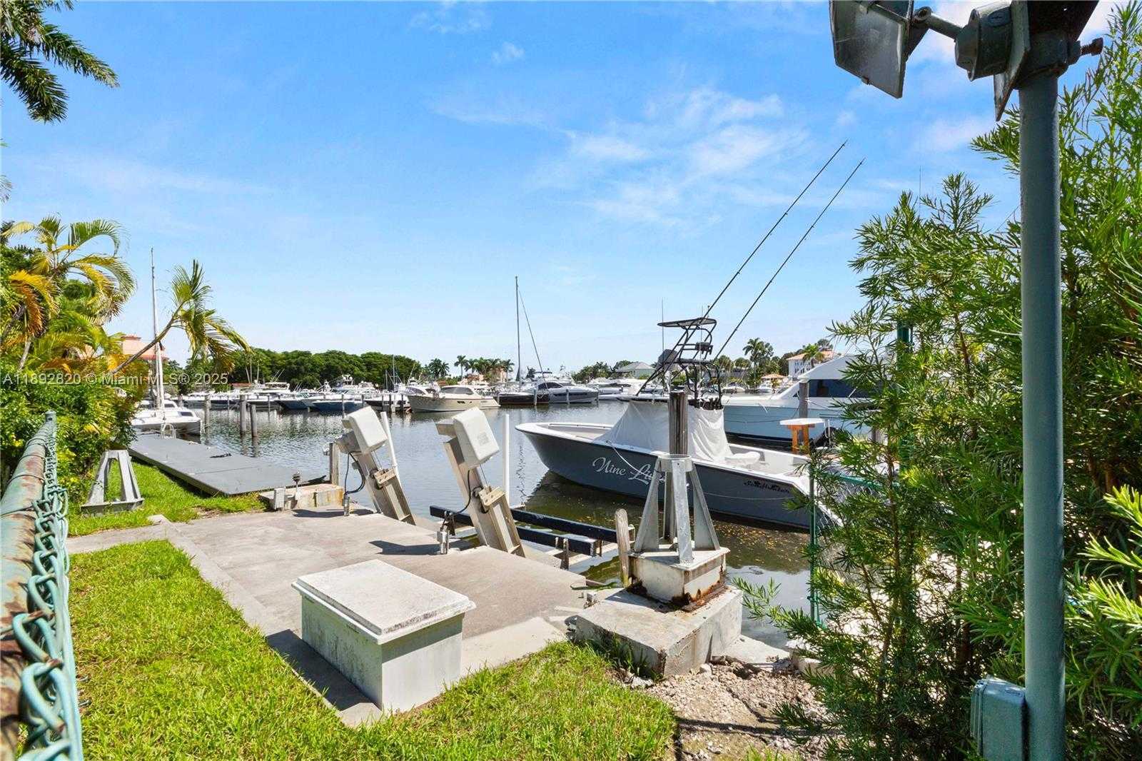 Small Image of 6270 MARLIN DR, Coral Gables Number 8