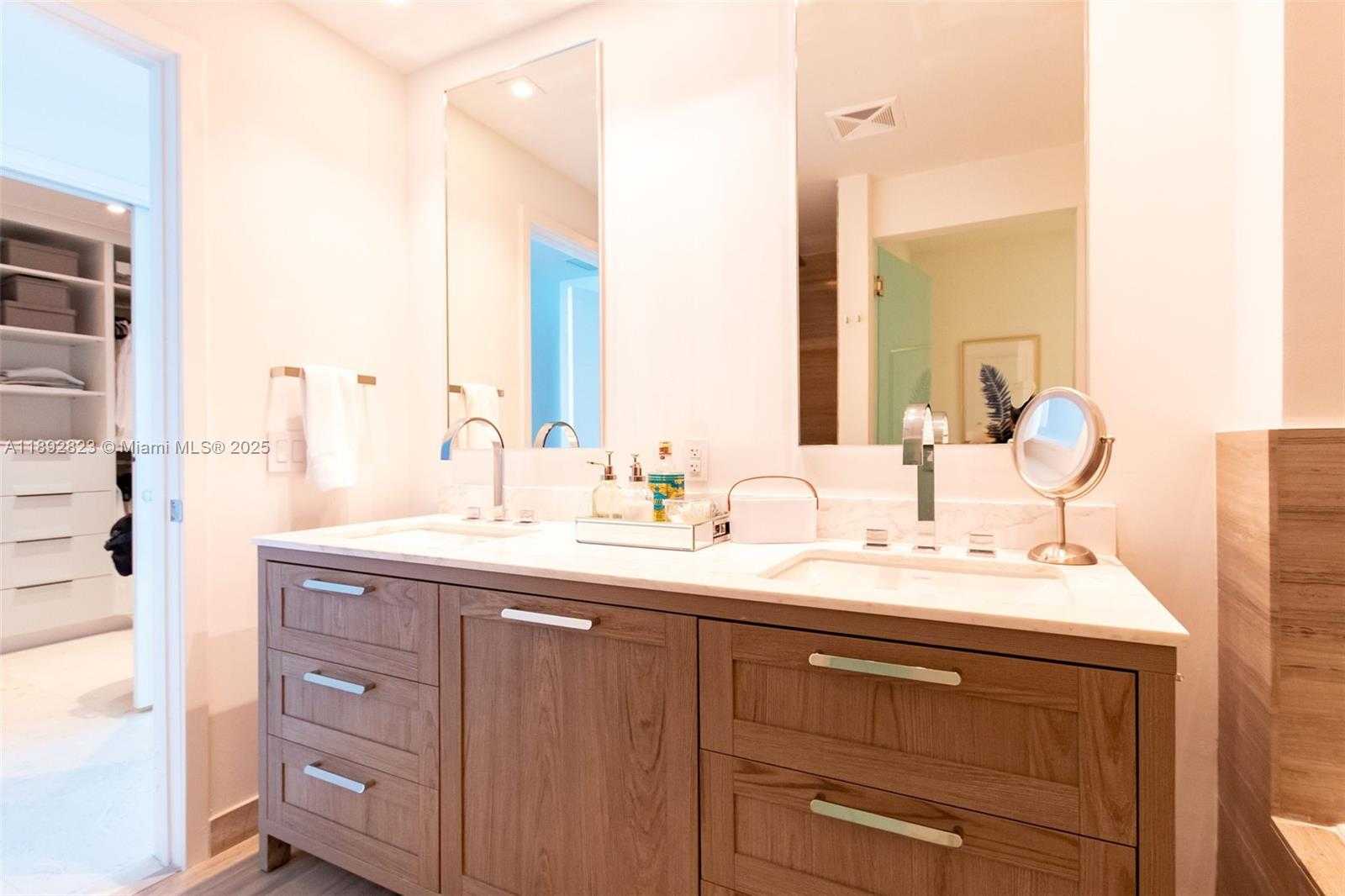 Small Image of 360 OCEAN DR #606S, Key Biscayne Number 32