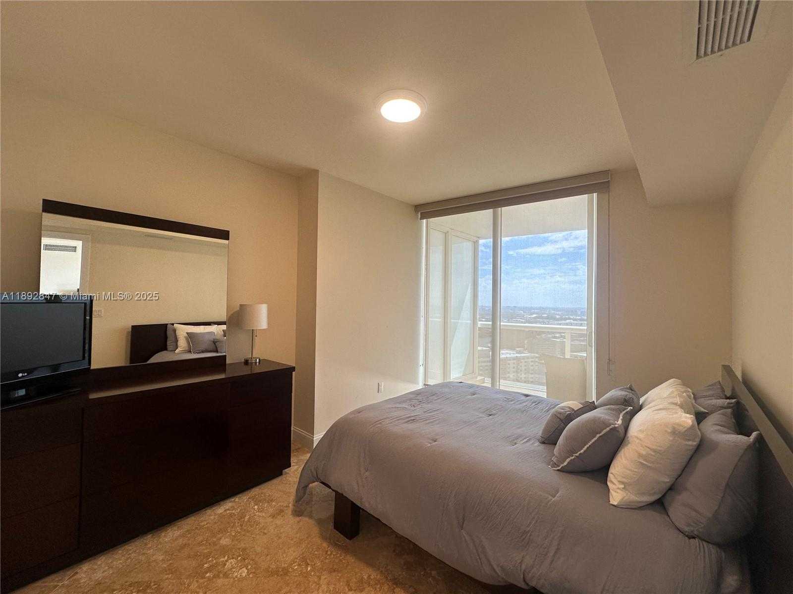 Small Image of 1800 SOUTH OCEAN DR #2707, Hallandale Beach Number 32